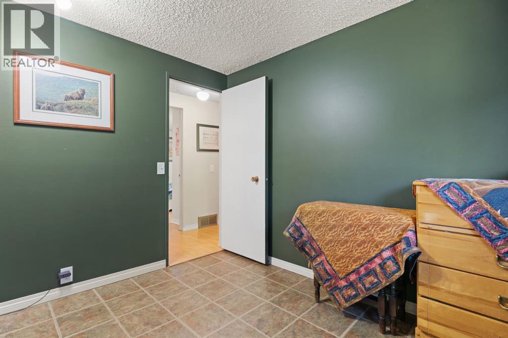 Single Family House 4 Level for Sale in  Lynnbrook Bay SE Ogden Calgary 