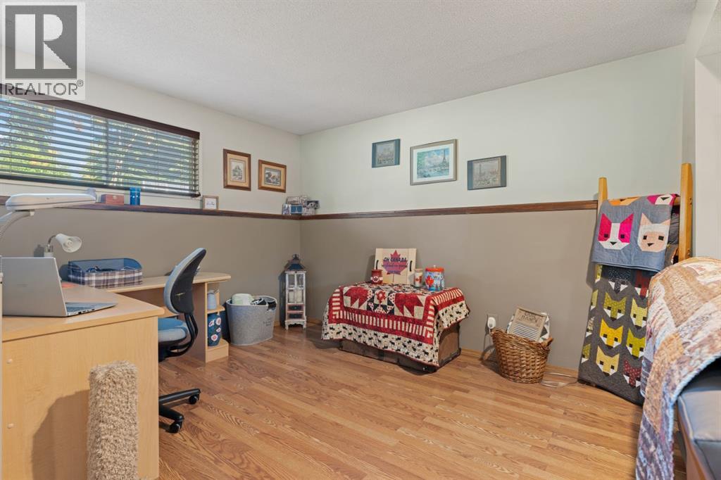 Single Family House 4 Level for Sale in  Lynnbrook Bay SE Ogden Calgary 