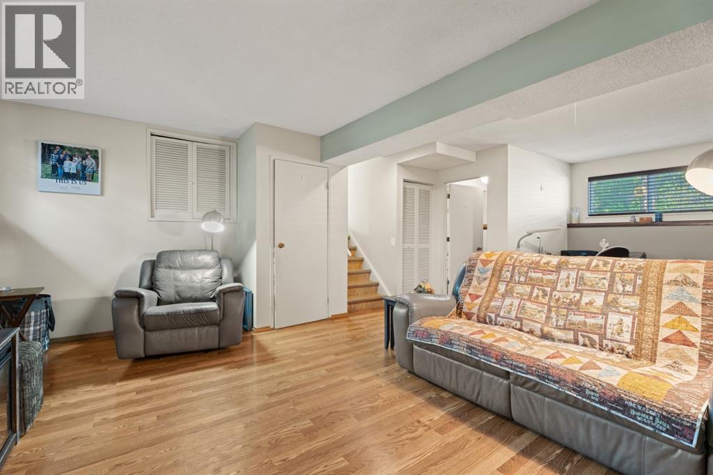 Single Family House 4 Level for Sale in  Lynnbrook Bay SE Ogden Calgary 