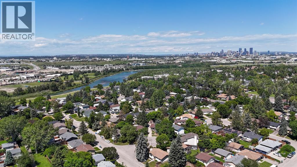 Single Family House 4 Level for Sale in  Lynnbrook Bay SE Ogden Calgary 