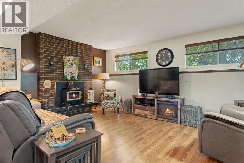 Single Family House 4 Level for Sale in  Lynnbrook Bay SE Ogden Calgary 
