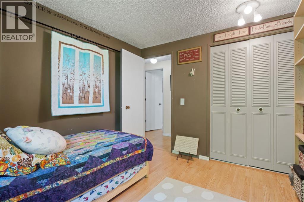 Single Family House 4 Level for Sale in  Lynnbrook Bay SE Ogden Calgary 