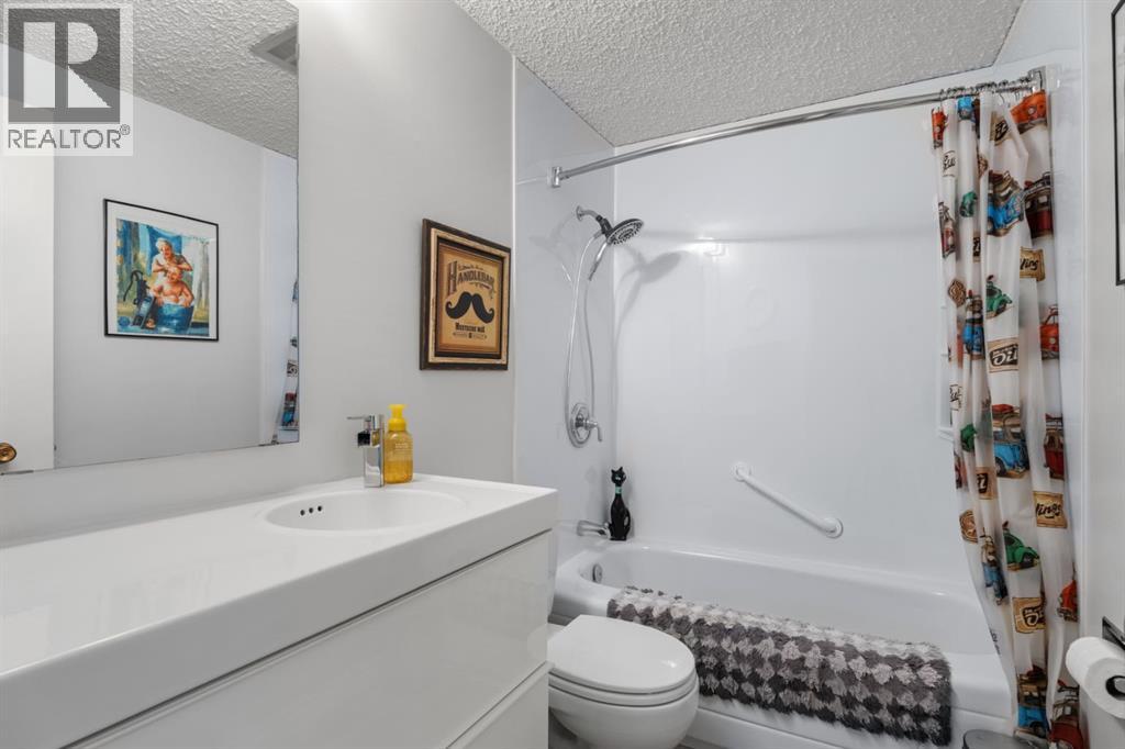 Single Family House 4 Level for Sale in  Lynnbrook Bay SE Ogden Calgary 