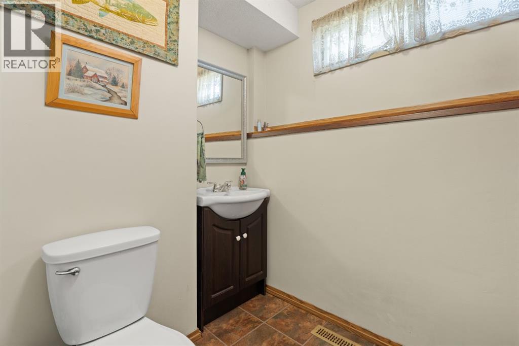 Single Family House 4 Level for Sale in  Lynnbrook Bay SE Ogden Calgary 