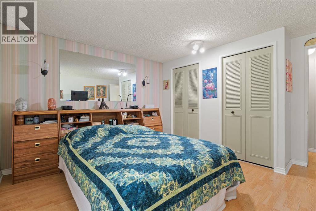 Single Family House 4 Level for Sale in  Lynnbrook Bay SE Ogden Calgary 