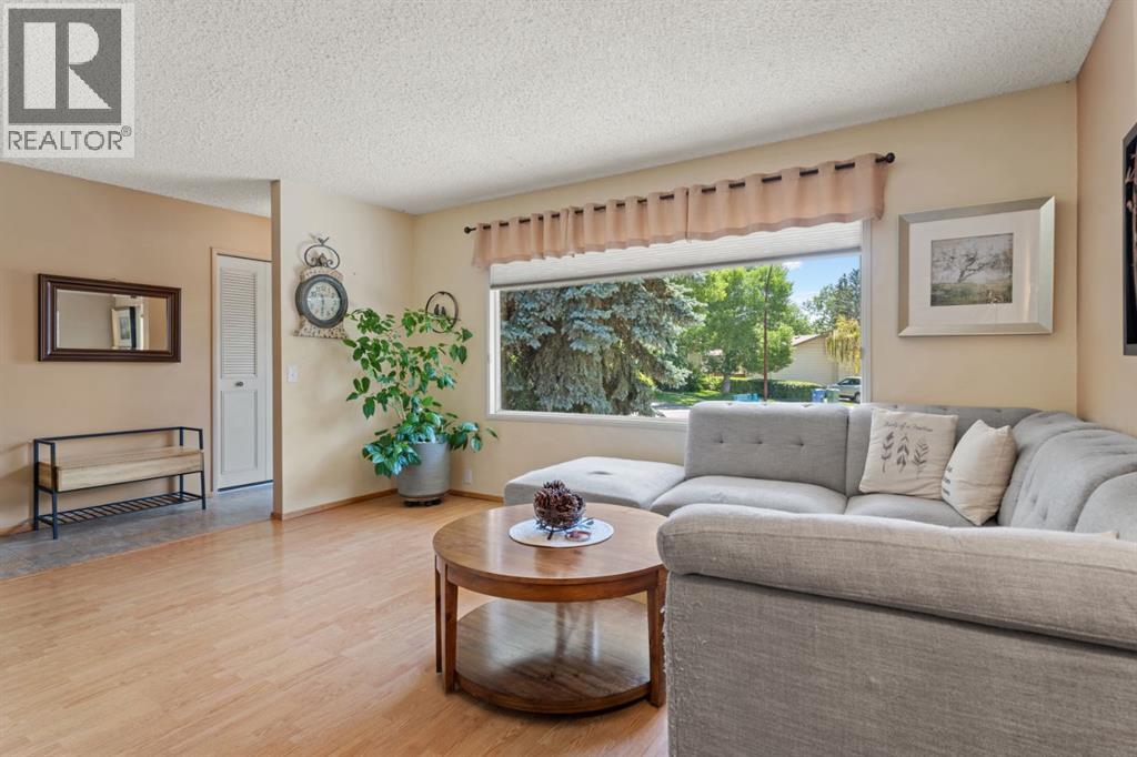 Single Family House 4 Level for Sale in  Lynnbrook Bay SE Ogden Calgary 