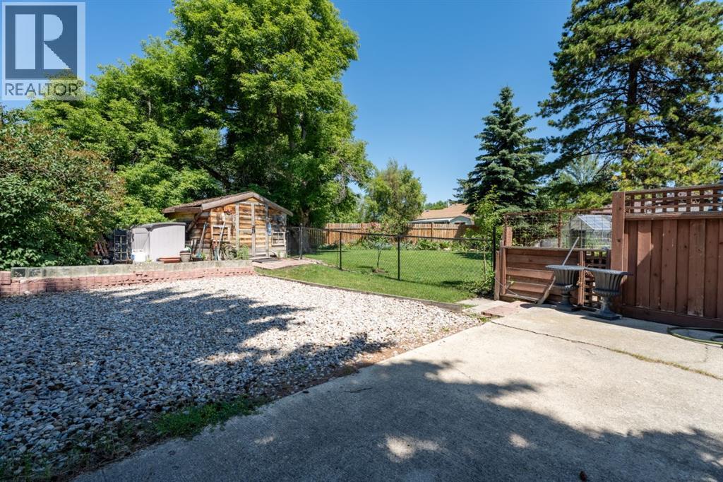 Single Family House 4 Level for Sale in  Lynnbrook Bay SE Ogden Calgary 