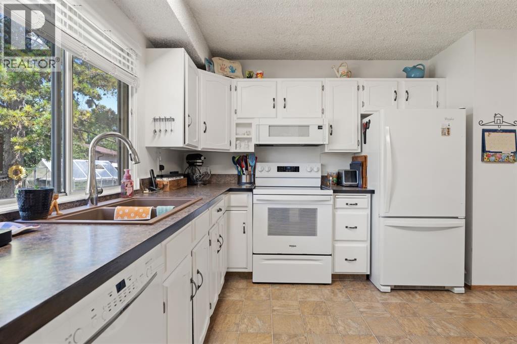 Single Family House 4 Level for Sale in  Lynnbrook Bay SE Ogden Calgary 