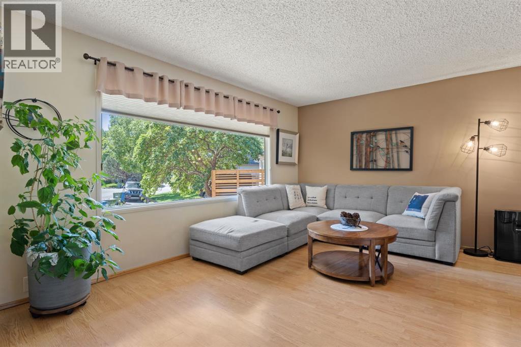 Single Family House 4 Level for Sale in  Lynnbrook Bay SE Ogden Calgary 