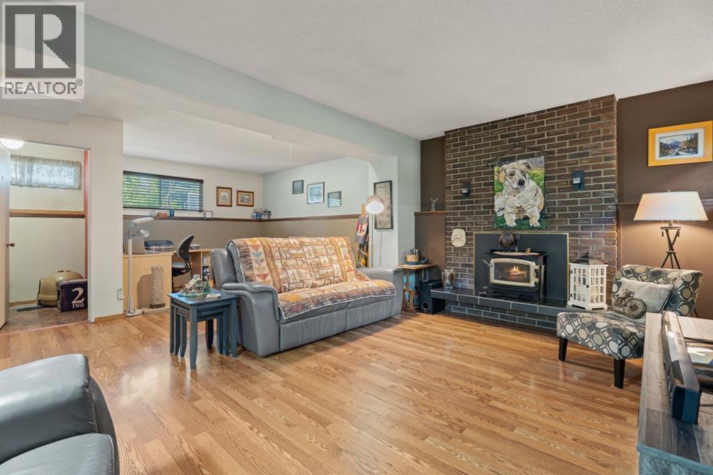 Single Family House 4 Level for Sale in  Lynnbrook Bay SE Ogden Calgary 