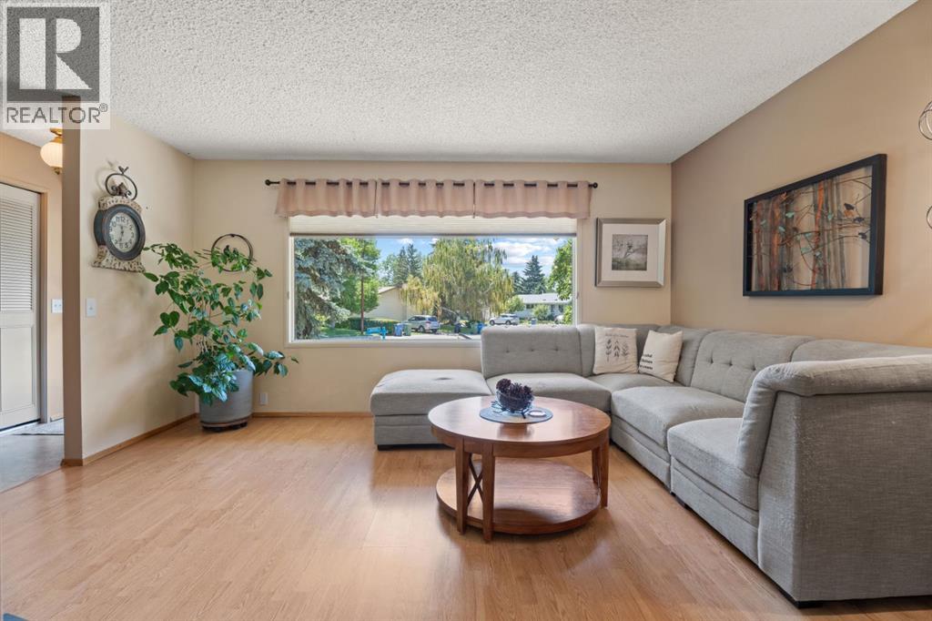 Single Family House 4 Level for Sale in  Lynnbrook Bay SE Ogden Calgary 