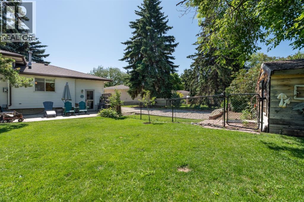 Single Family House 4 Level for Sale in  Lynnbrook Bay SE Ogden Calgary 