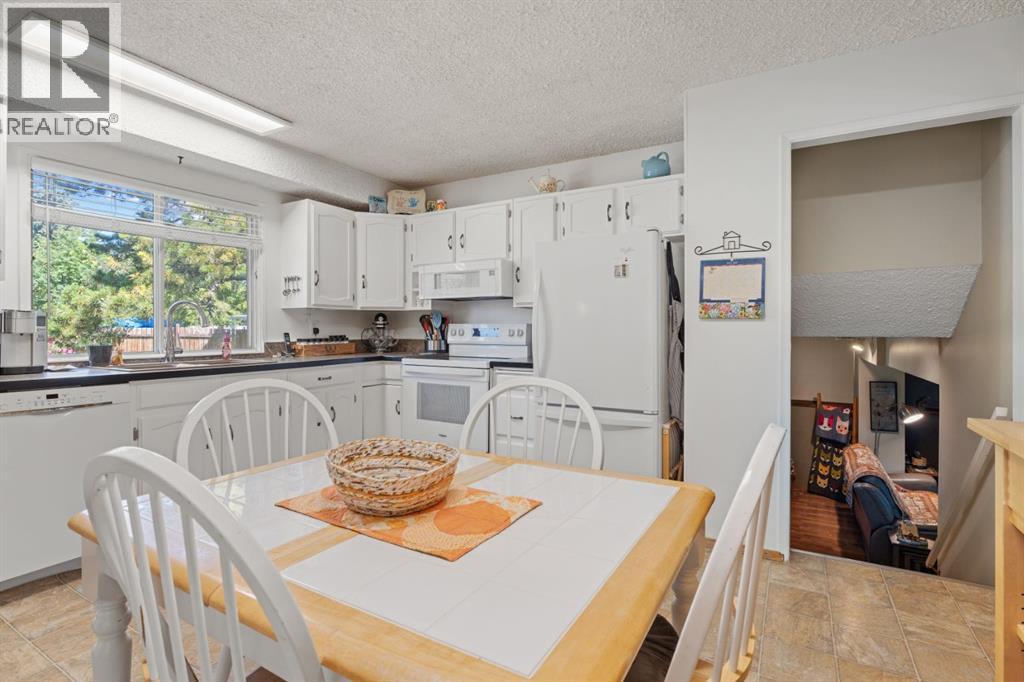 Single Family House 4 Level for Sale in  Lynnbrook Bay SE Ogden Calgary 