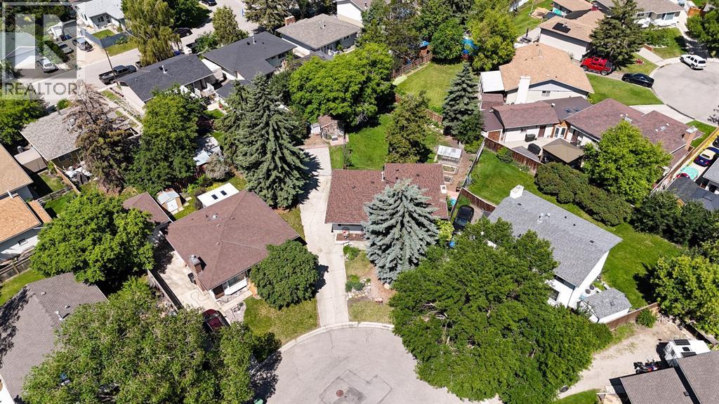 Single Family House 4 Level for Sale in  Lynnbrook Bay SE Ogden Calgary 