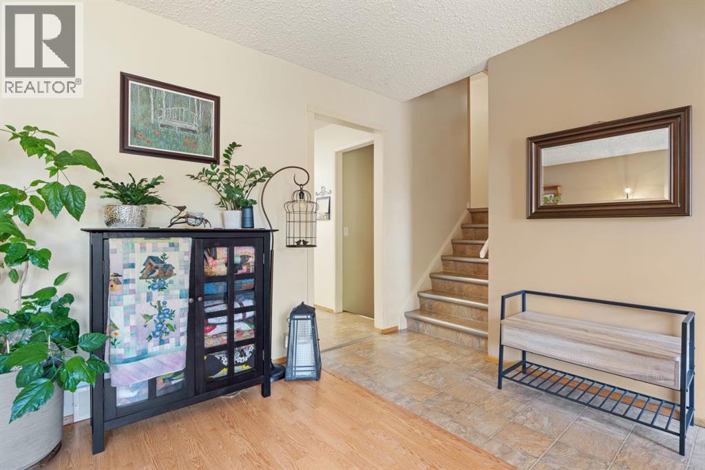 Single Family House 4 Level for Sale in  Lynnbrook Bay SE Ogden Calgary 