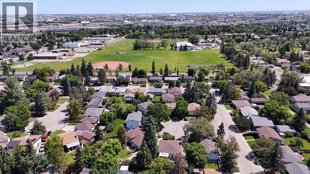 Single Family House 4 Level for Sale in  Lynnbrook Bay SE Ogden Calgary 