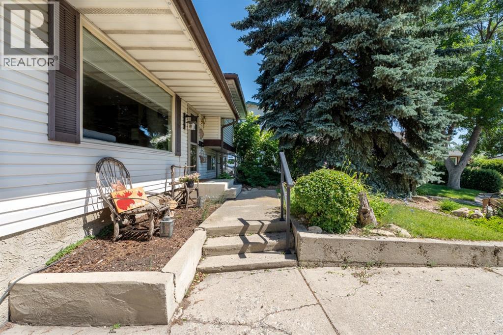 Single Family House 4 Level for Sale in  Lynnbrook Bay SE Ogden Calgary 