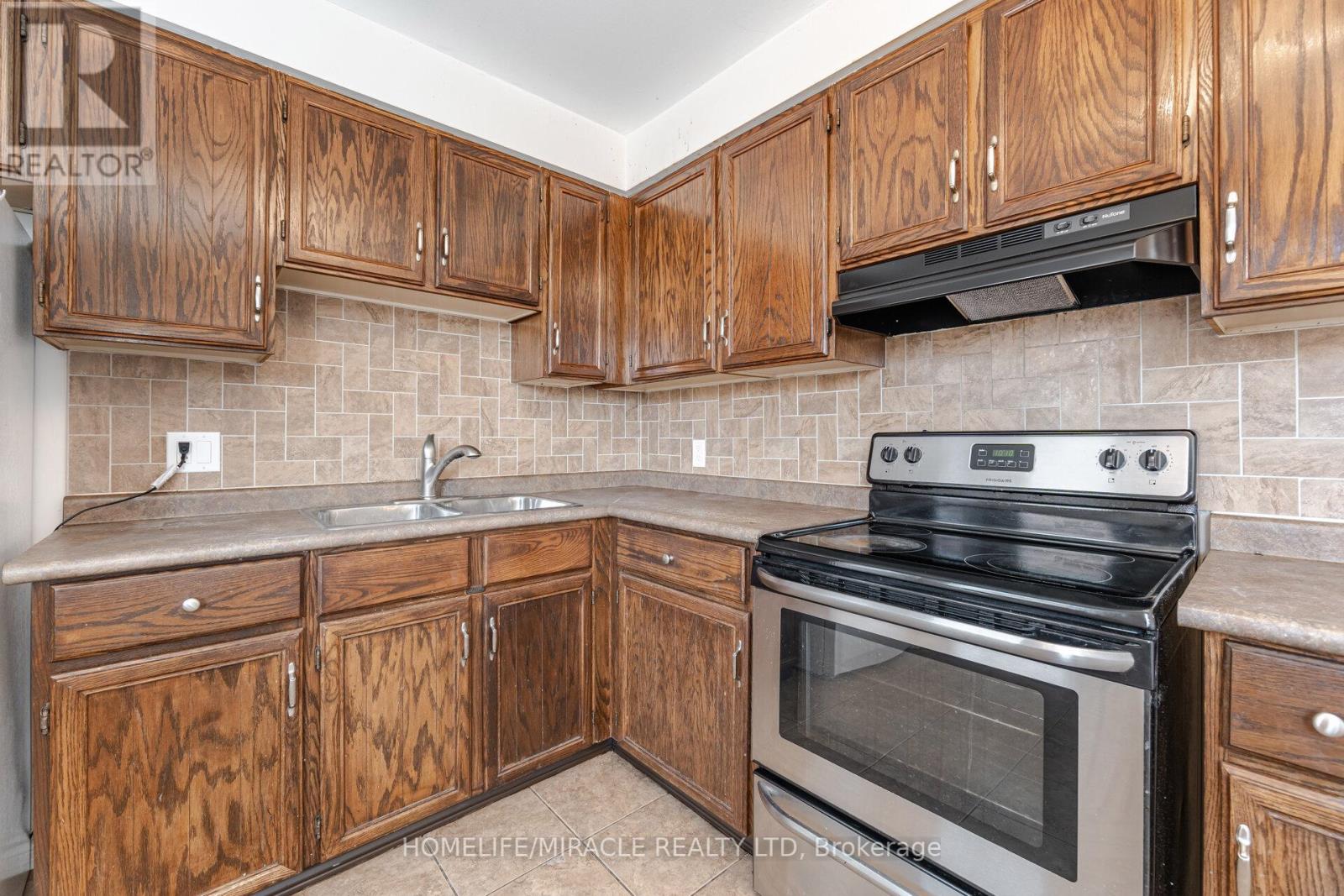 Photo 18 of 230 Taunton Road W, Oshawa ON