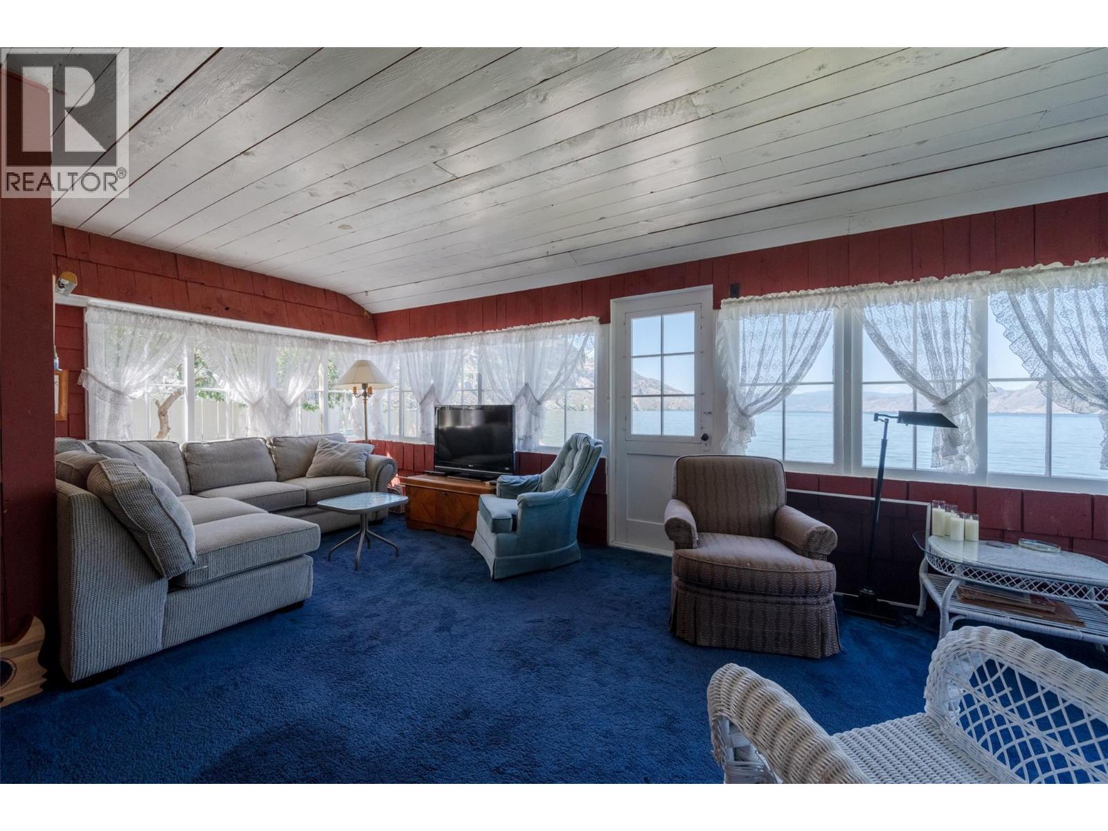  19235 Lakeshore Drive North, Summerland