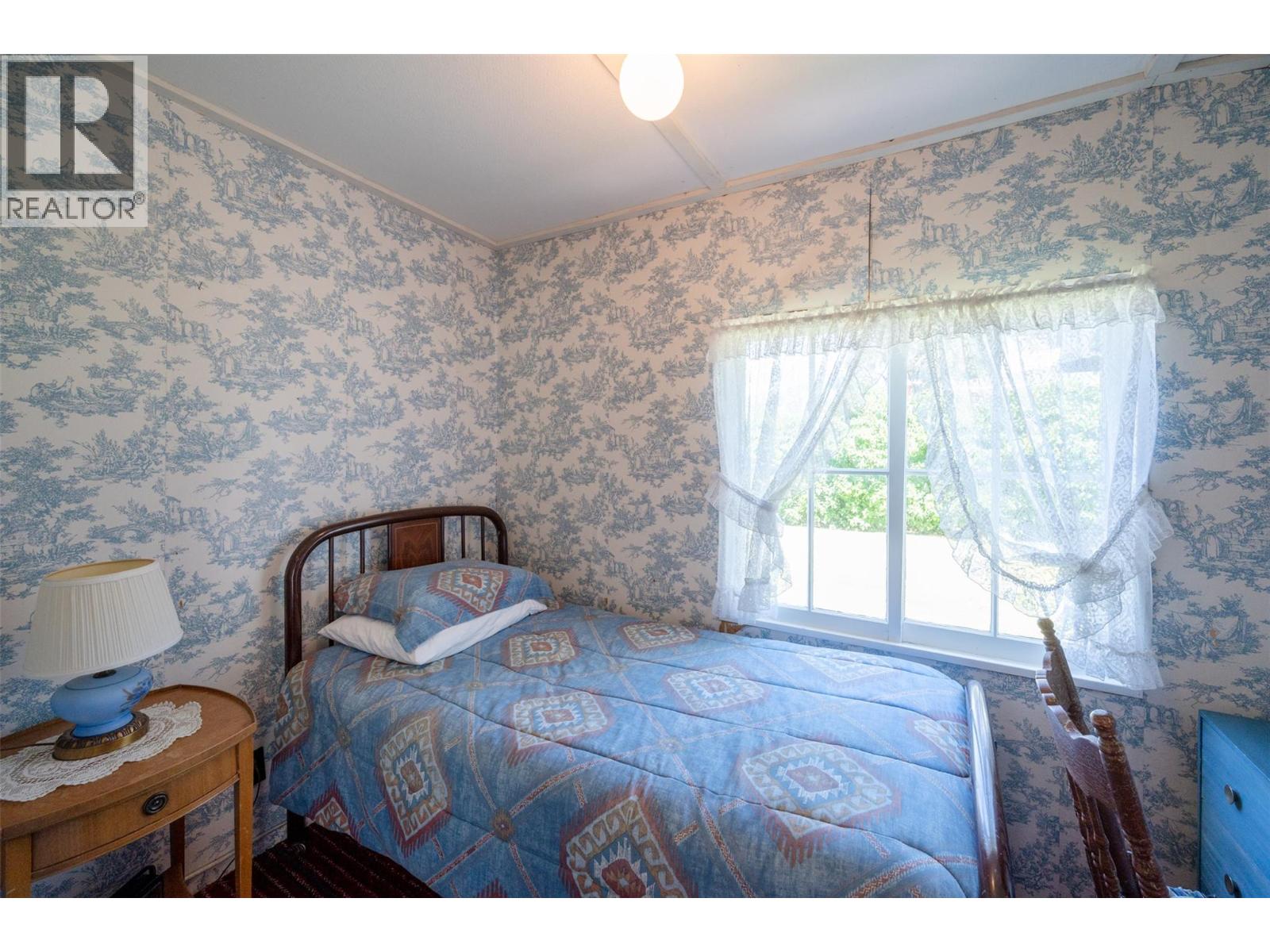  19235 Lakeshore Drive North, Summerland