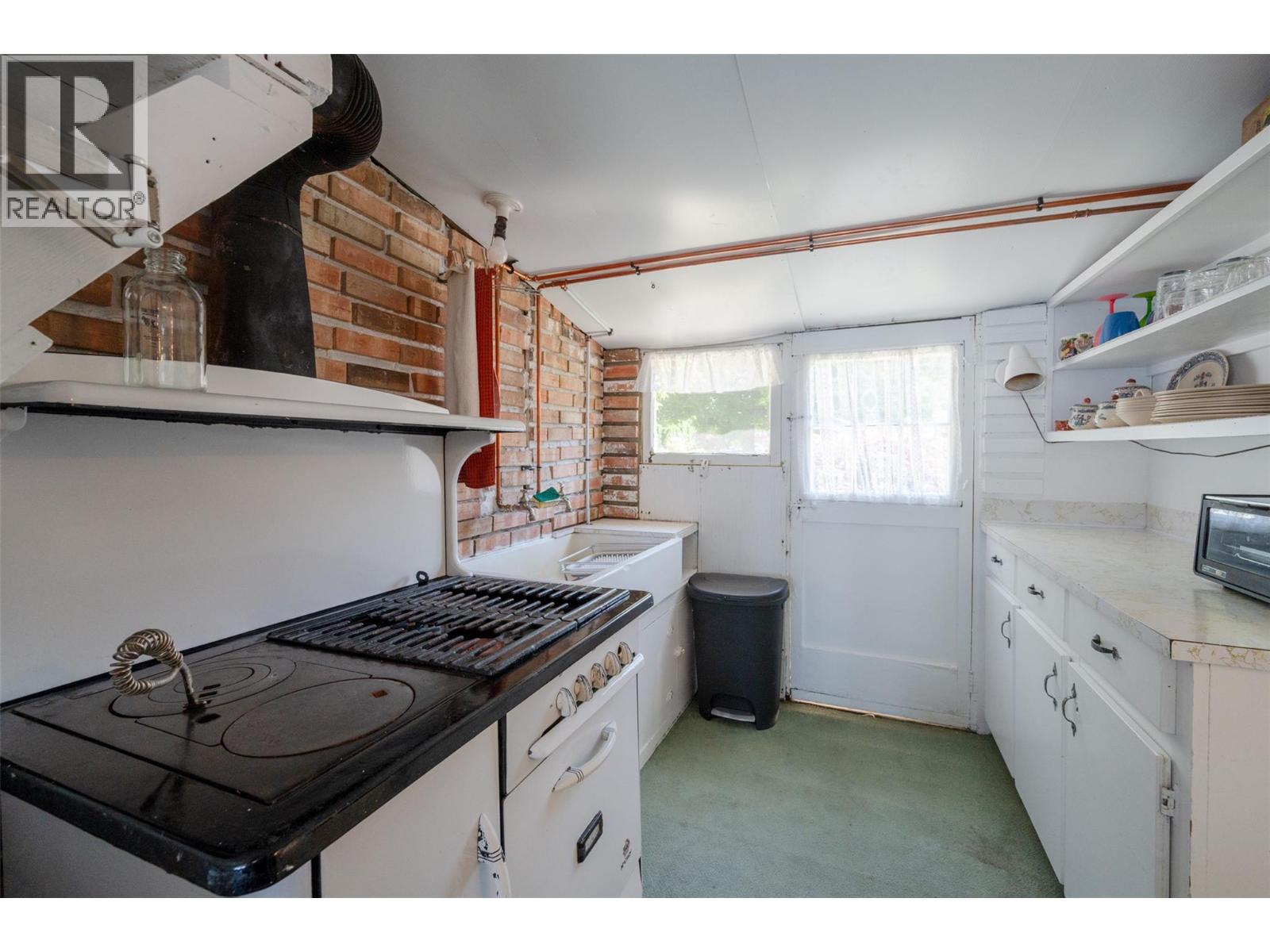  19235 Lakeshore Drive North, Summerland