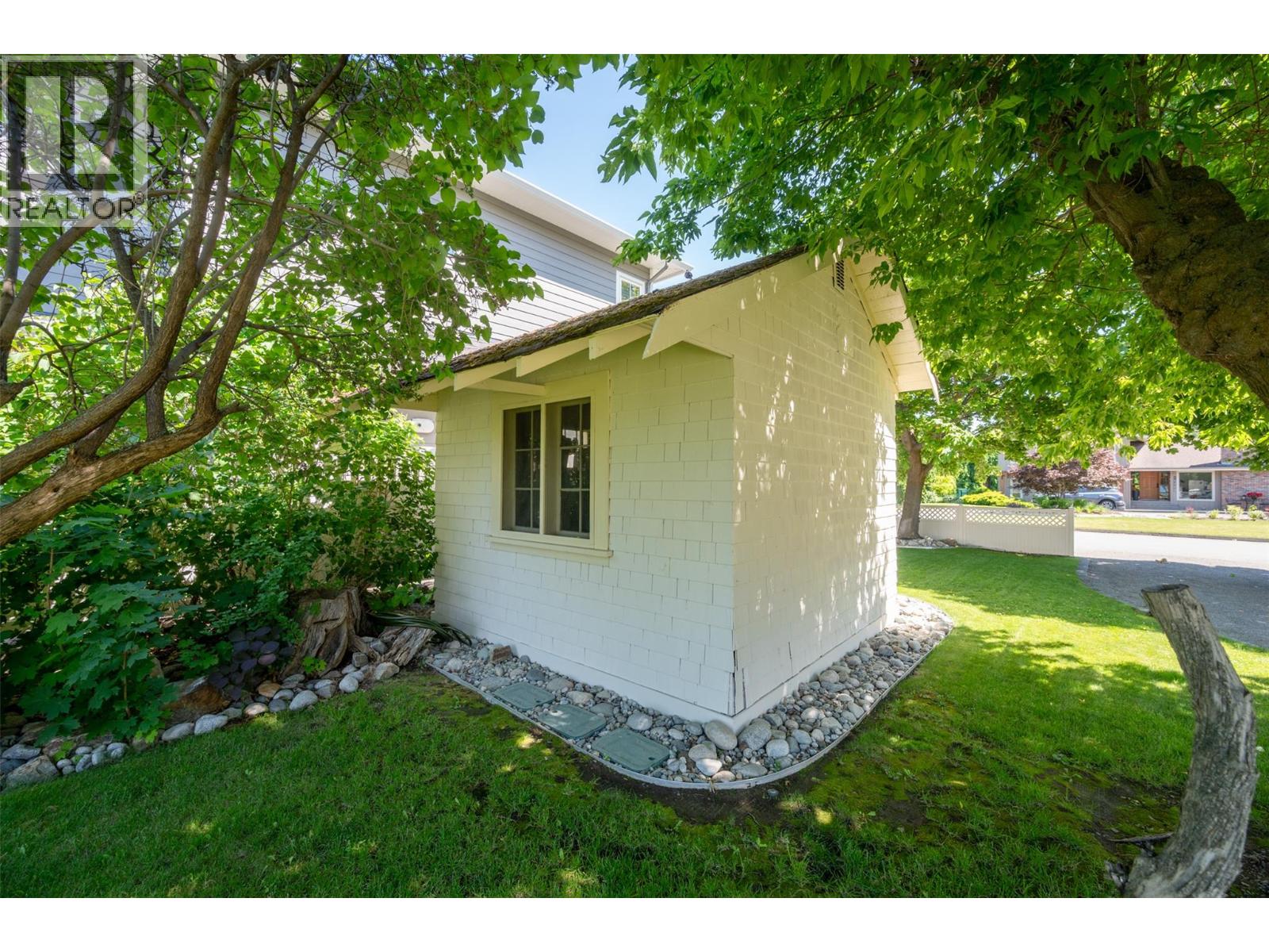  19235 Lakeshore Drive North, Summerland