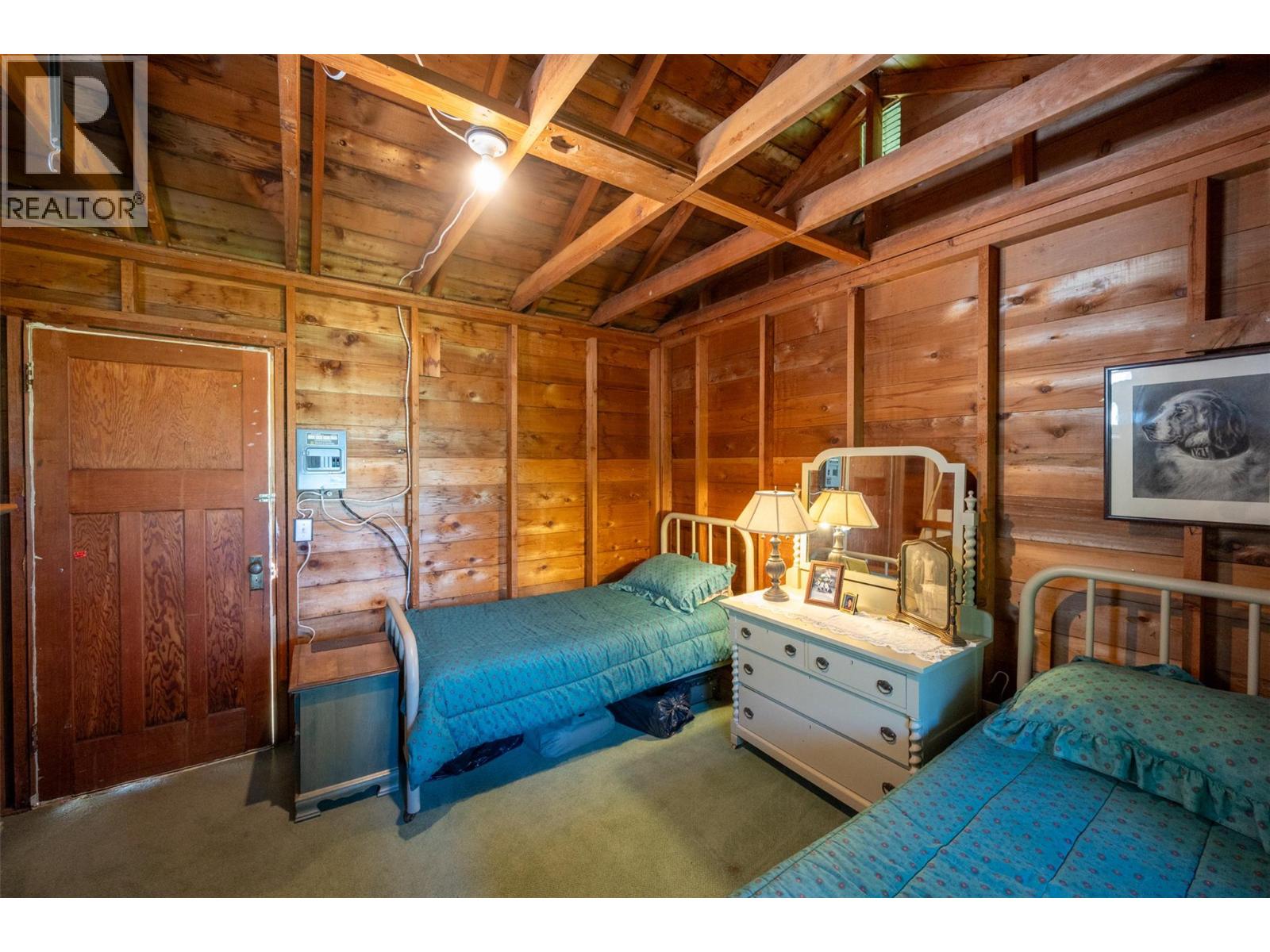  19235 Lakeshore Drive North, Summerland
