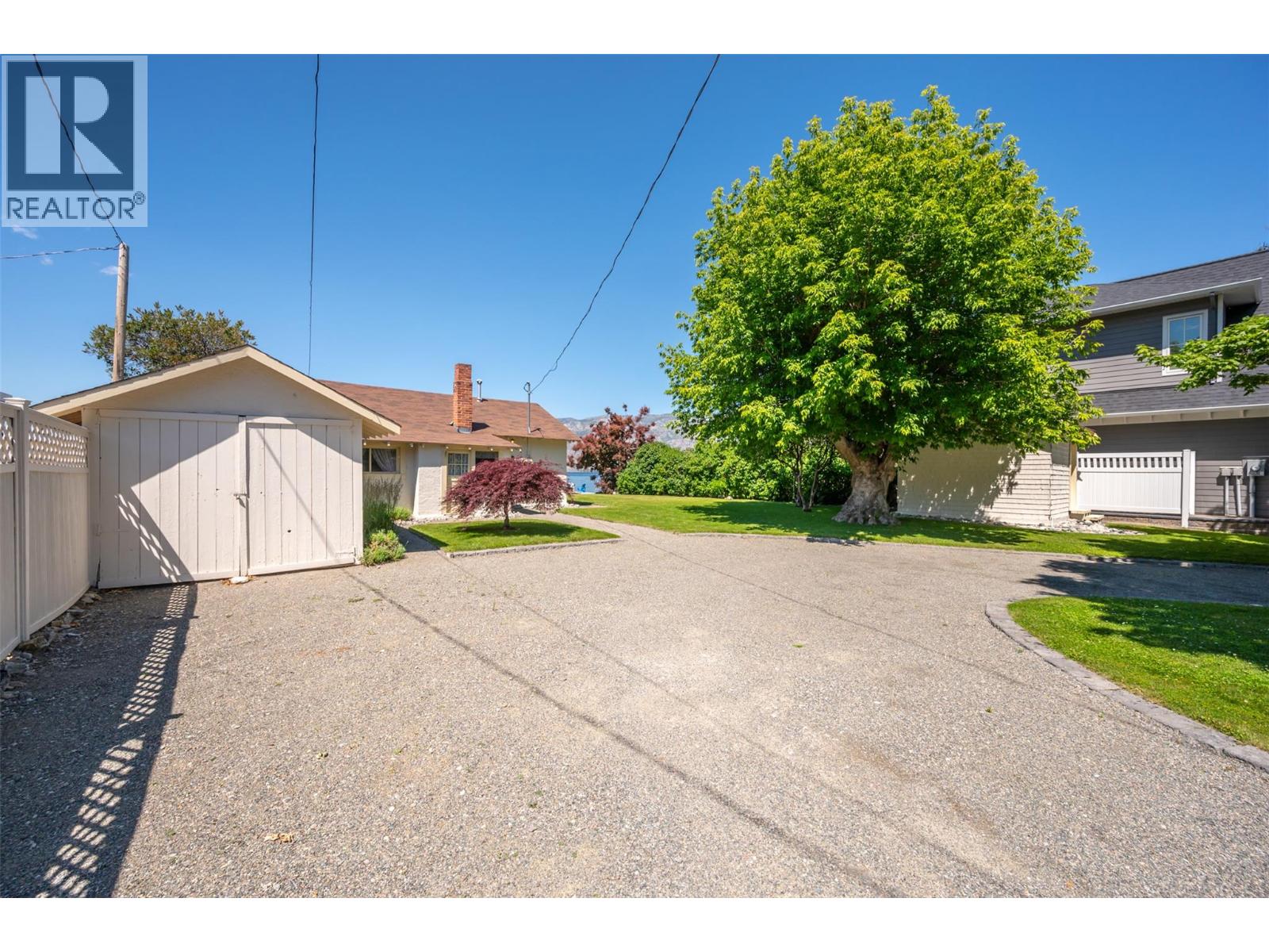  19235 Lakeshore Drive North, Summerland