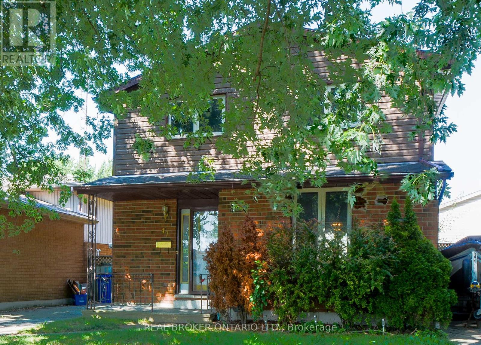 Photo 10 of 47 Wedgewood Avenue E, Chathamkent ON
