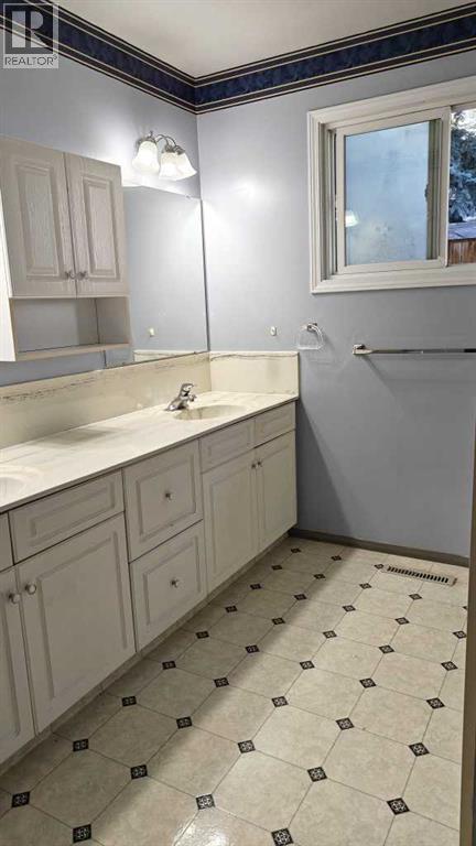 Photo 13 of 4315 Charleswood Drive Nw, Calgary AB