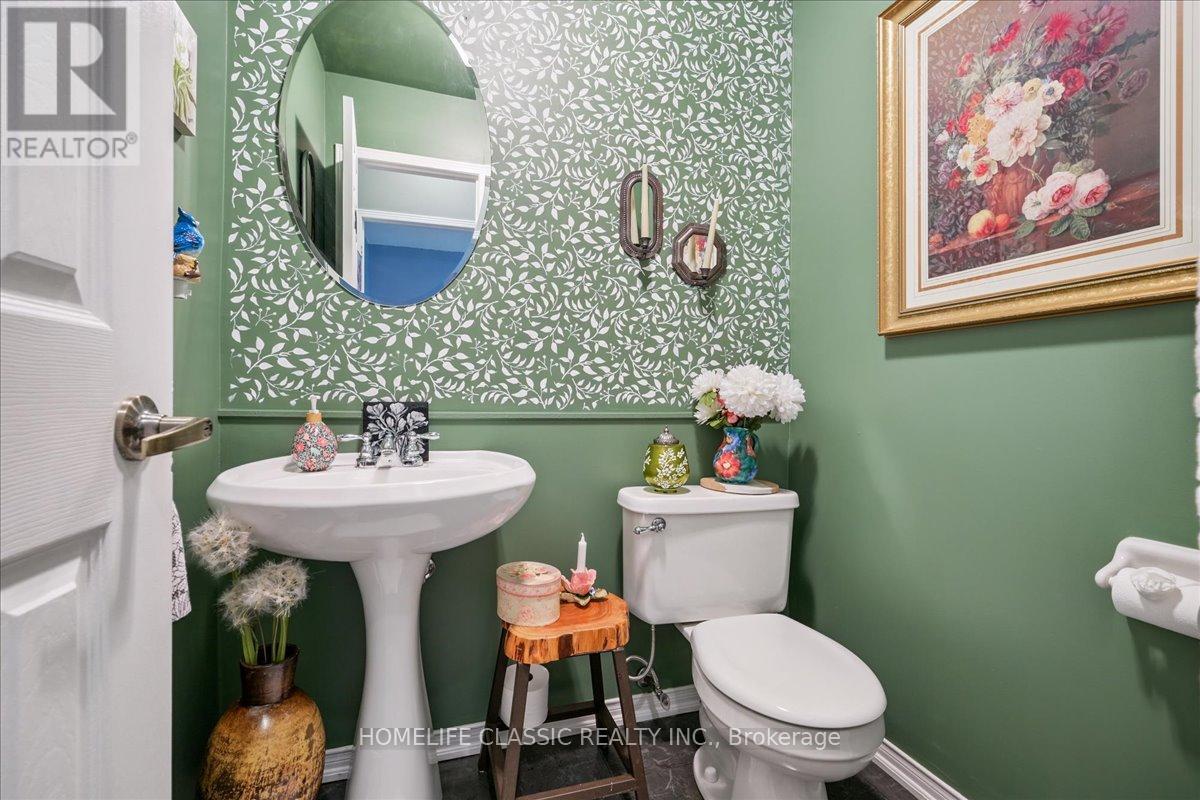 Photo 33 of 153 Glenashton Drive, Oakville ON