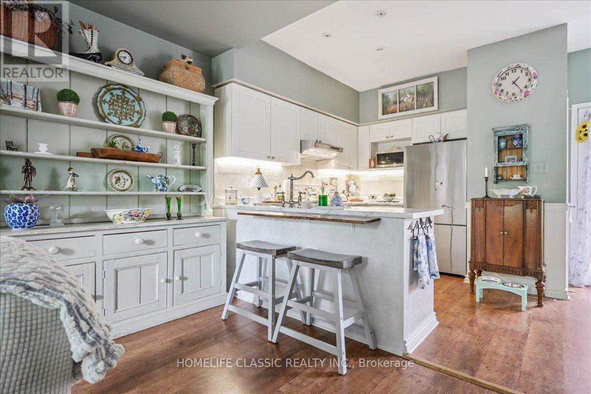 Photo 10 of 153 Glenashton Drive, Oakville ON