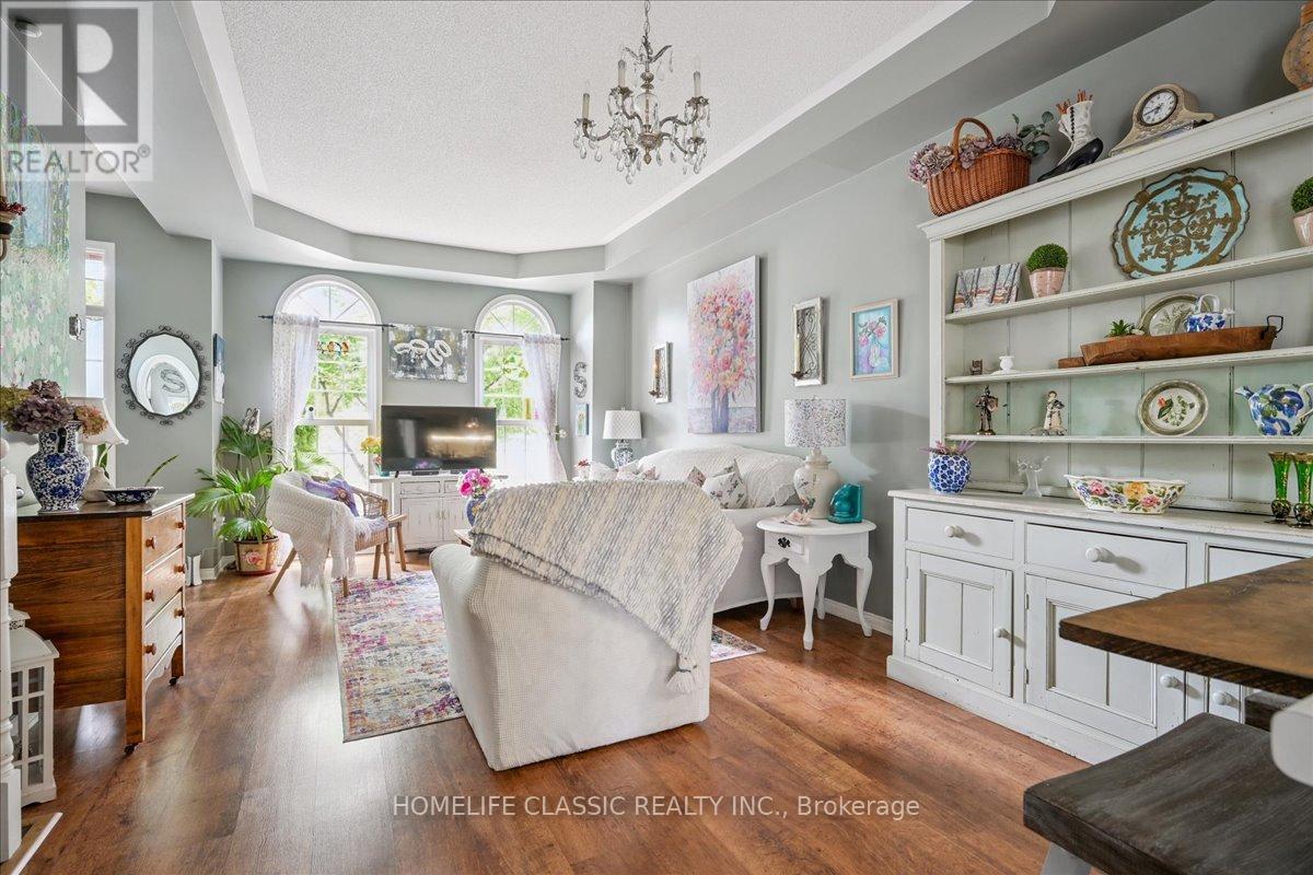 Photo 12 of 153 Glenashton Drive, Oakville ON
