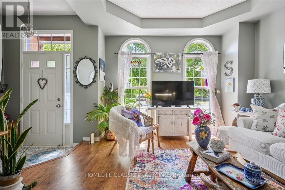 Photo 5 of 153 Glenashton Drive, Oakville ON