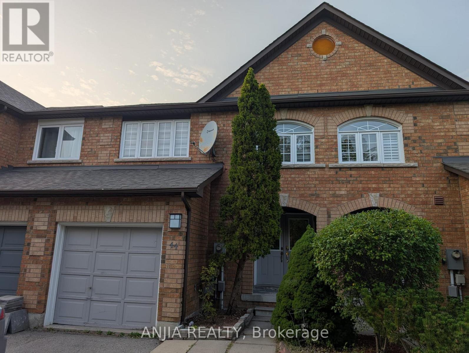 Photo 1 of 44 Mistleflower Court, Richmond Hill ON