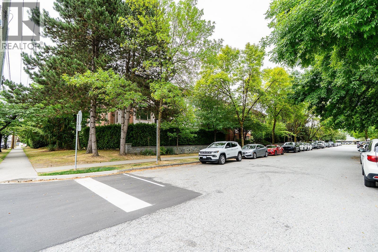 Photo 1 of 306 6688 Burlington Avenue, Burnaby BC