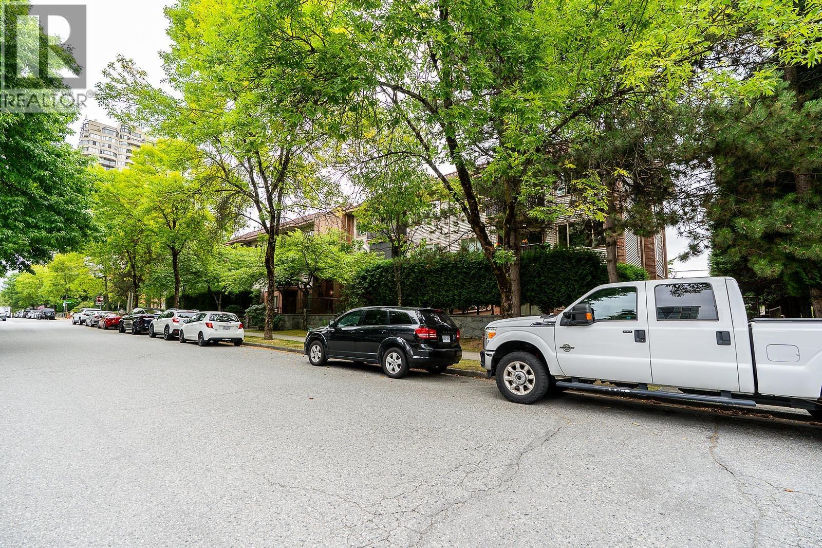 Photo 3 of 306 6688 Burlington Avenue, Burnaby BC