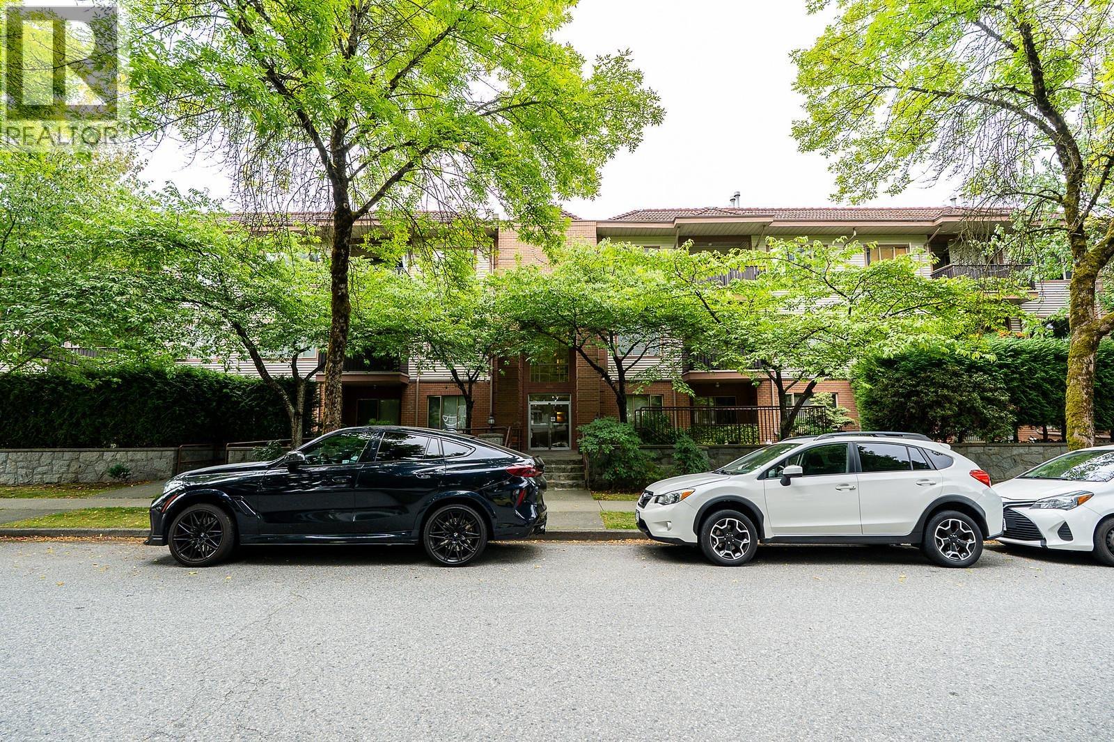 Photo 4 of 306 6688 Burlington Avenue, Burnaby BC