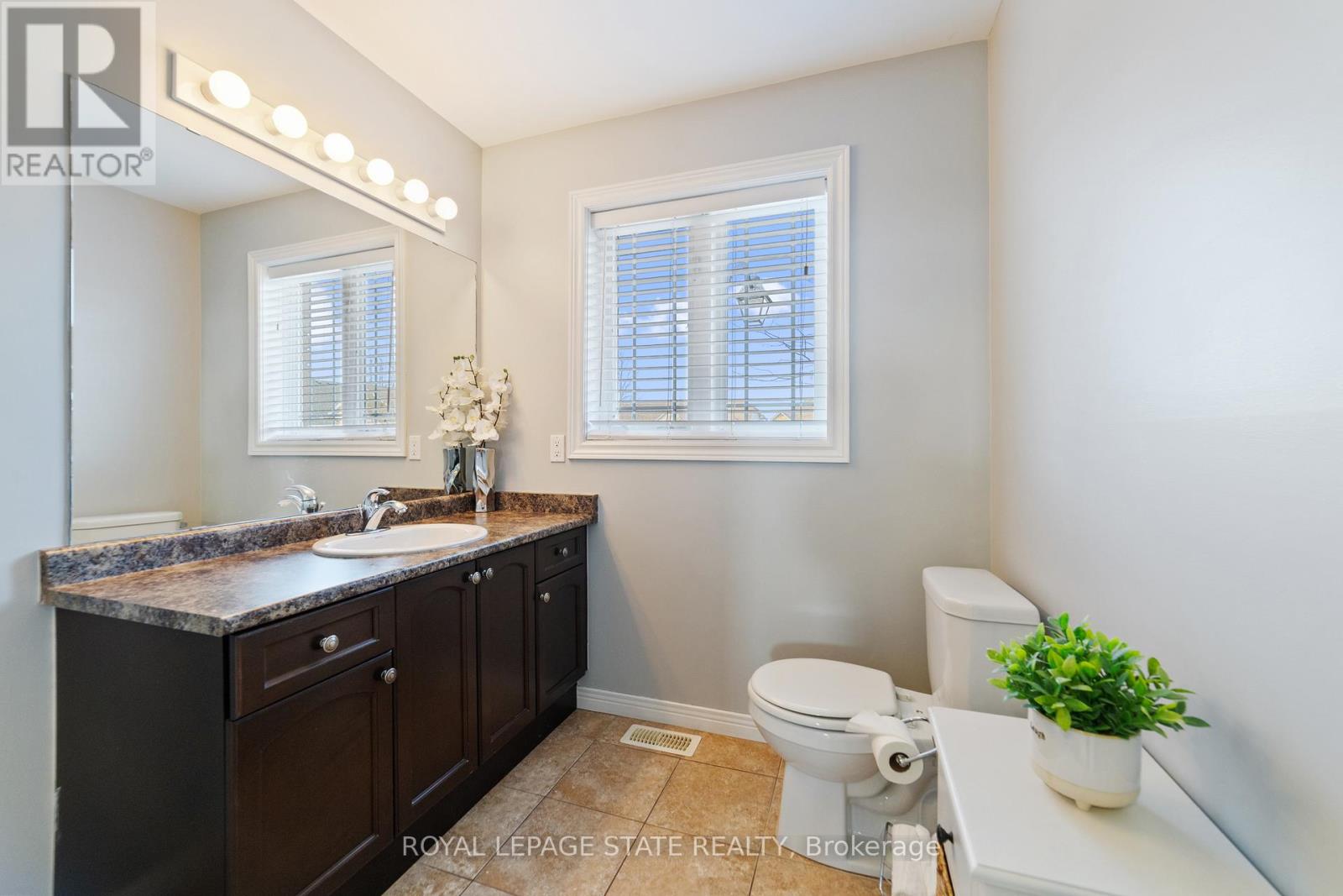 Photo 14 of 139 Periwinkle Drive, Hamilton ON
