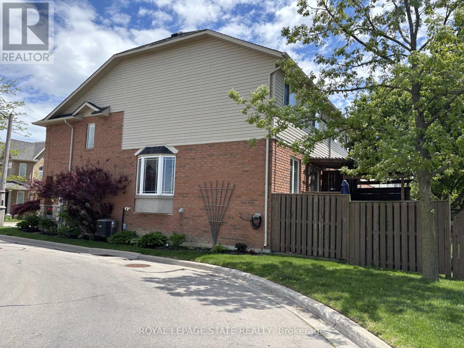 Photo 2 of 139 Periwinkle Drive, Hamilton ON