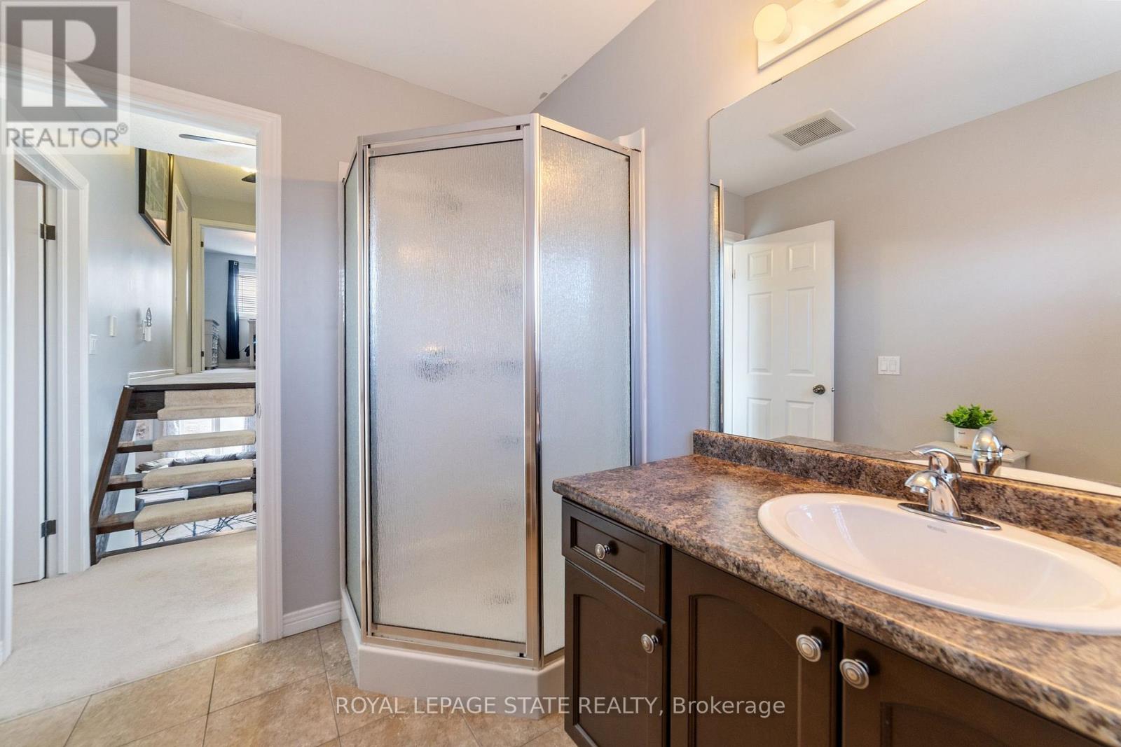 Photo 23 of 139 Periwinkle Drive, Hamilton ON