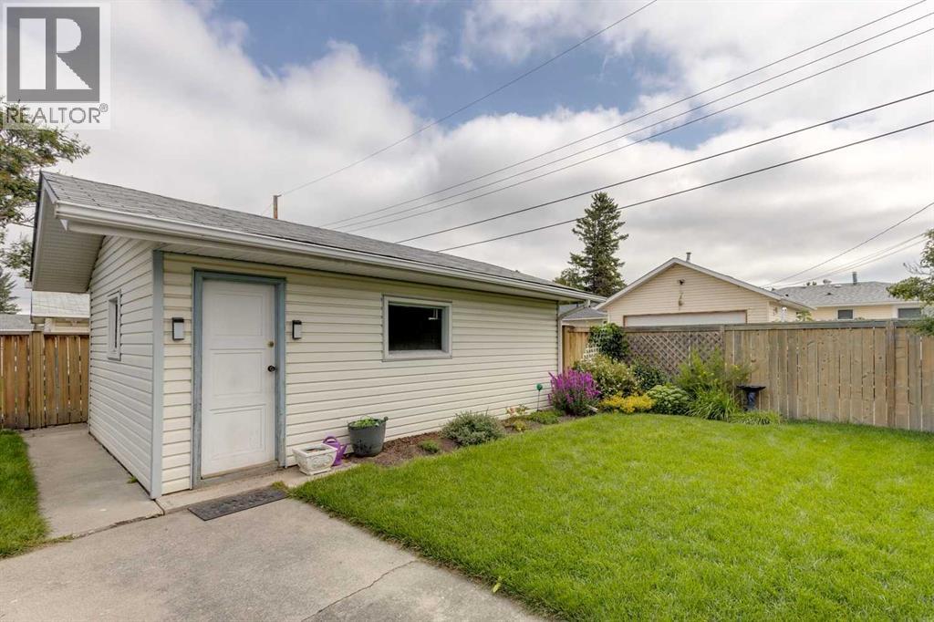 Single Family House Bungalow for Sale in  Pensacola Close SE Penbrooke Meadows Calgary 