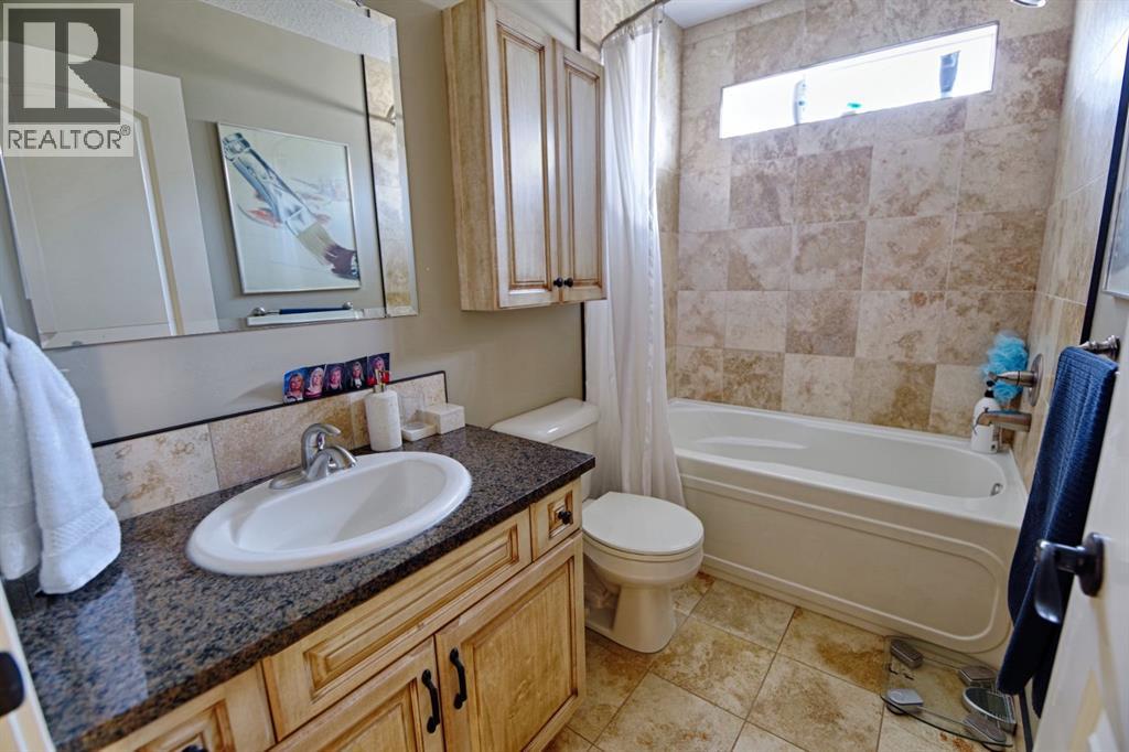Single Family House Bi-level for Sale in  Mt Sunburst Place W Sunridge Lethbridge 