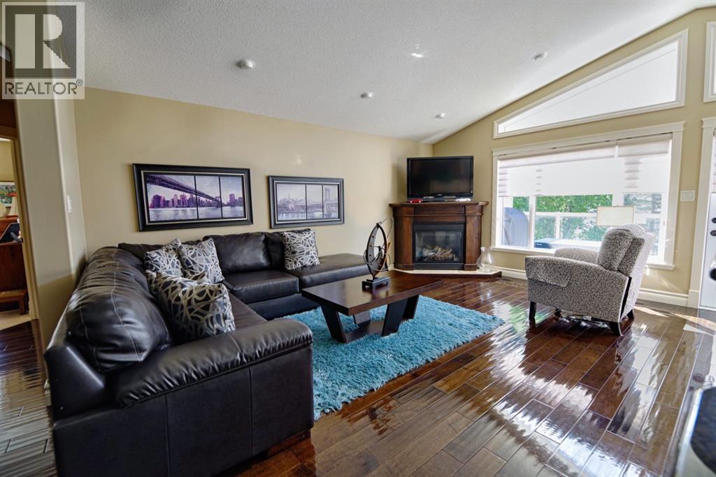 Single Family House Bi-level for Sale in  Mt Sunburst Place W Sunridge Lethbridge 