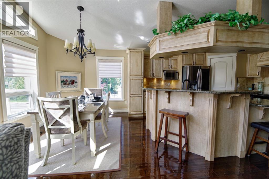 Single Family House Bi-level for Sale in  Mt Sunburst Place W Sunridge Lethbridge 