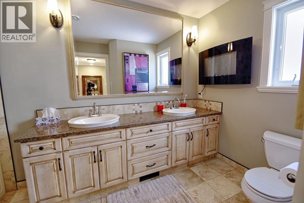 Single Family House Bi-level for Sale in  Mt Sunburst Place W Sunridge Lethbridge 