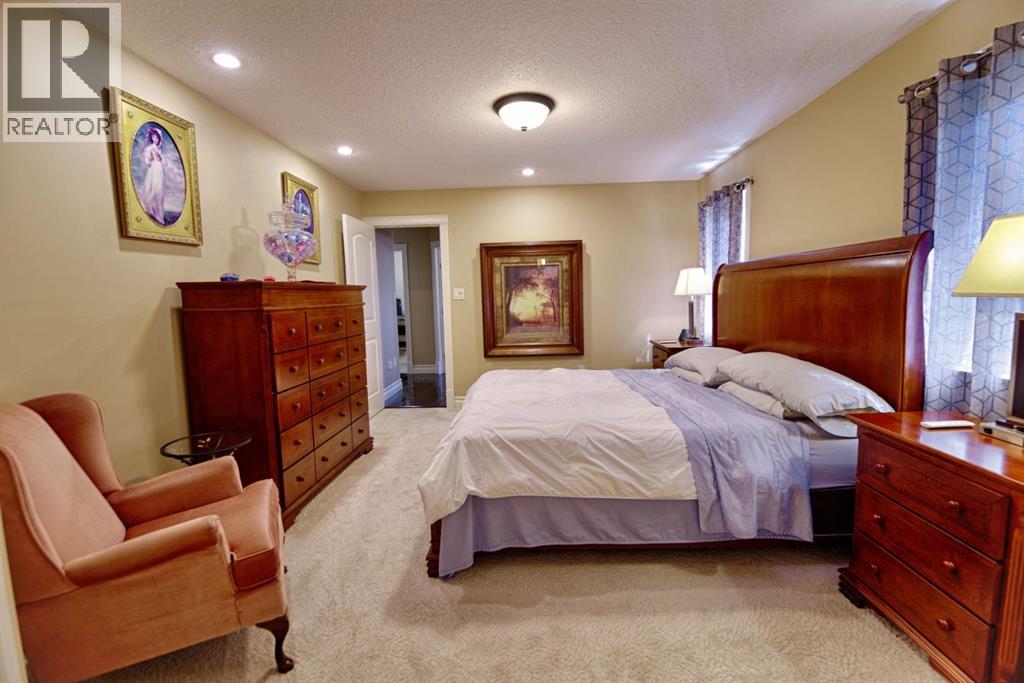 Single Family House Bi-level for Sale in  Mt Sunburst Place W Sunridge Lethbridge 