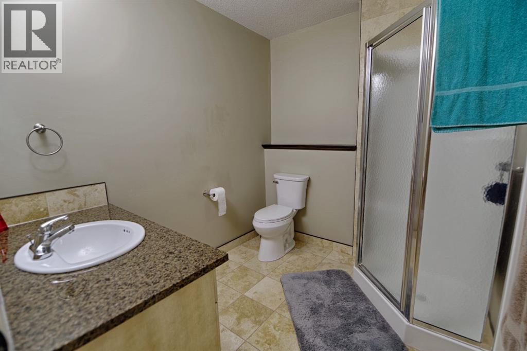 Single Family House Bi-level for Sale in  Mt Sunburst Place W Sunridge Lethbridge 