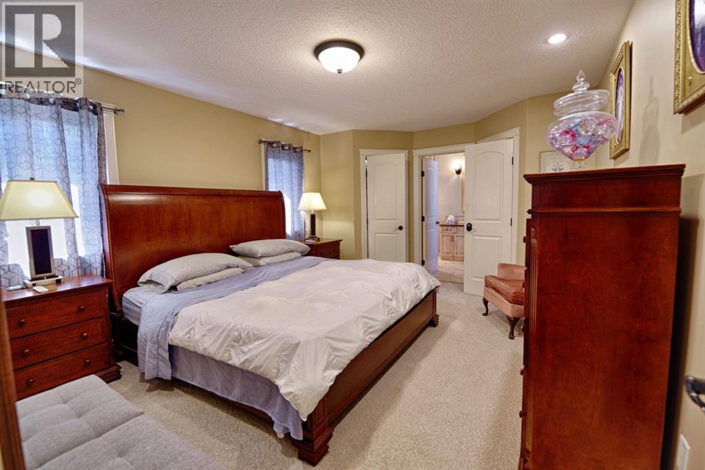 Single Family House Bi-level for Sale in  Mt Sunburst Place W Sunridge Lethbridge 