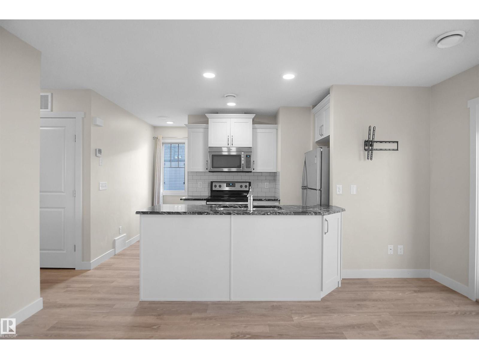 Photo 7 of 4 12815 Cumberland Rd Nw, Edmonton AB
